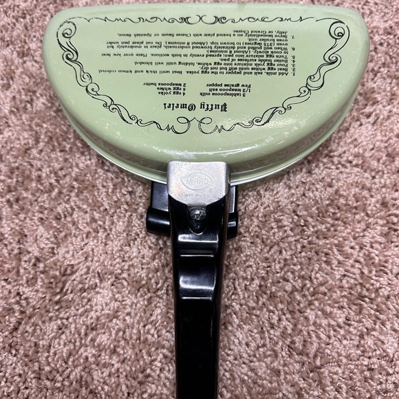 Vintage MCM Mirro Folding Puffy & French Omelet Pan Yellow Pre Owned Cottagecore - Picture 6 of 9